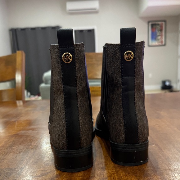 Michael Kors MK Monogram Chelsea Boots - Picture 10 of 12